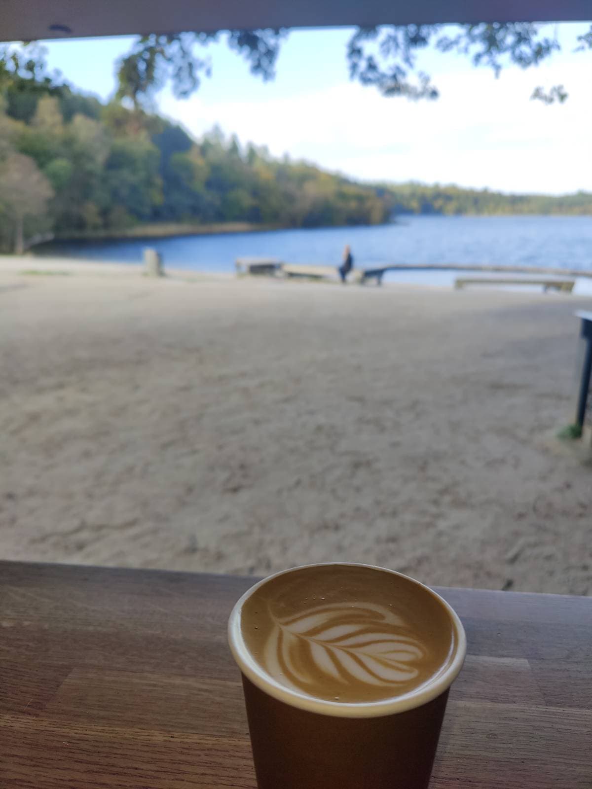 Latte art med blomsterdesign serveret fra kaffecyklen