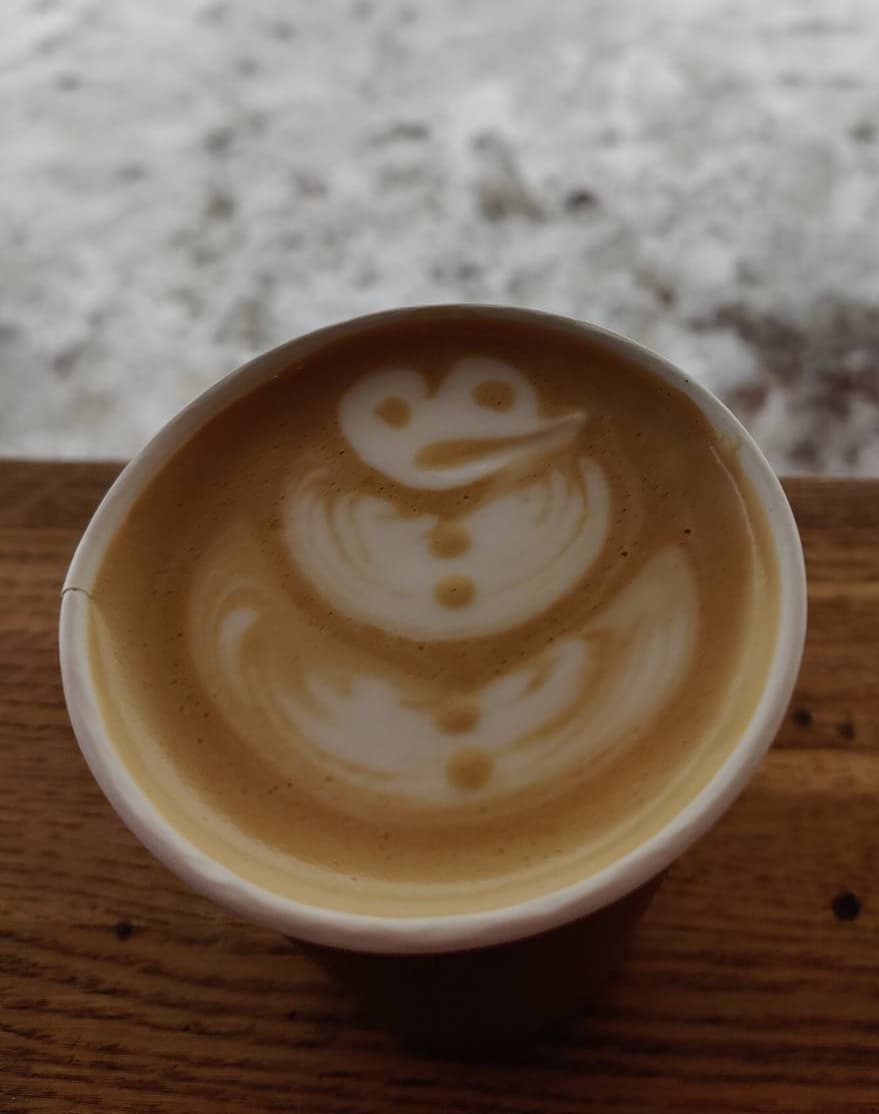 Latte art i form af snemand, klar til vinterevents